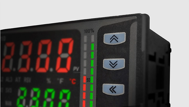 以LED条形图显示输出状态的数字温度控制器近距离特写