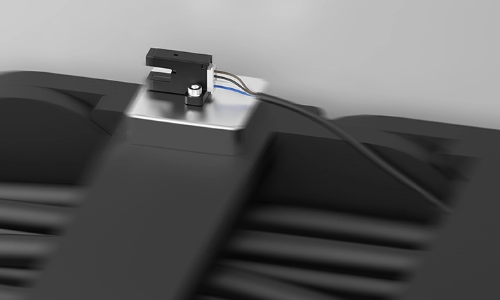 使用柔性连接器电缆的传感器安装外观