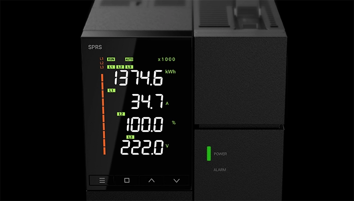 4级LCD显示屏特写,实时显示电流、电压、功率及其他电源管理数据