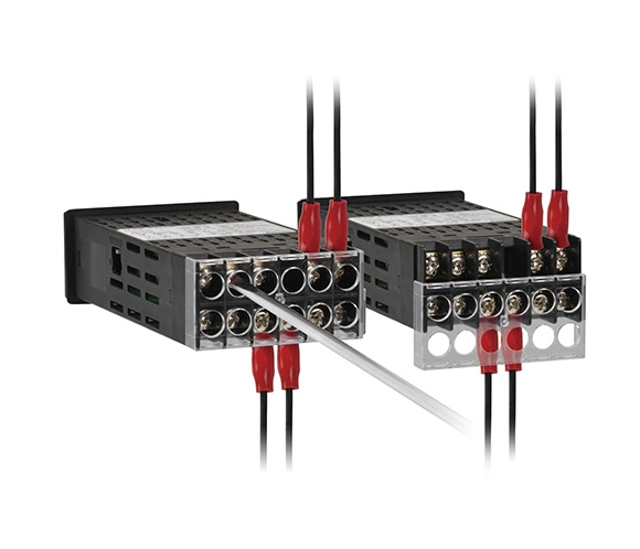 应用了端子保护盖的工业控制器背面端子配置图